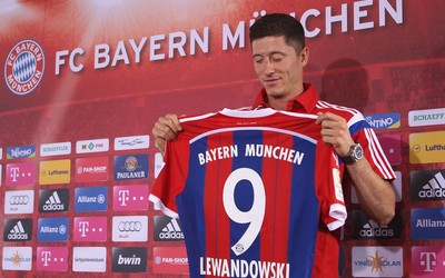 球王会热评-斯利马尼赛后拥抱恩师